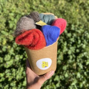 Llana de colors cardada i agulles per enfeltrar